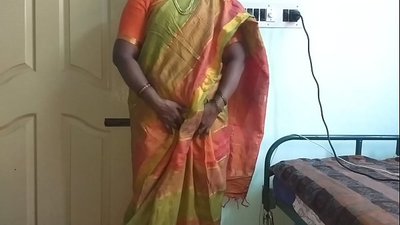 Desi criada india para mostrar as súas tetas naturais ao propietario